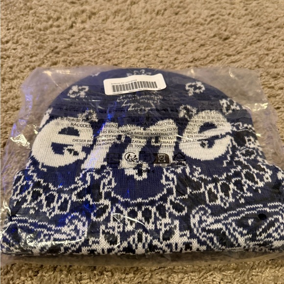 Supreme Big Logo Beanie (Navy Bandanna) - Picture 2 of 5
